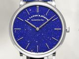 un gros plan d'une montre-bracelet avec un bracelet en cuir bleu