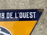 a sign that says club de louest on the side of a building