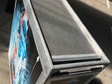 un réfrigérateur posé dehors, sur le trottoir