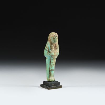une statue égyptienne représentant une femme coiffée d'un scarnap