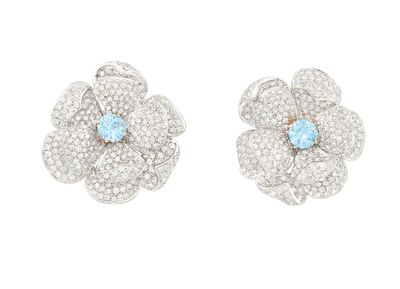 une paire de boucles d'oreilles en or blanc et topaze bleue