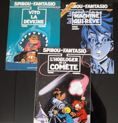 trois livres posés ensemble sur la table