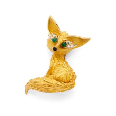 une broche en forme de renard en or 18 carats, sertie d'émeraudes et de diamants