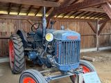 un tracteur garé à l'intérieur d'une grange