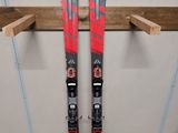 une paire de skis et une autre paire de skis sur une étagère