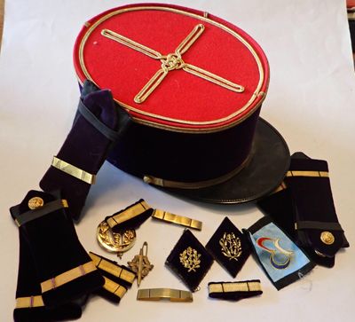 Petit lot de militaria du service de Santé des armées (denti…