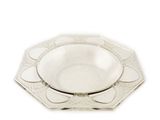 une assiette en argent ornée d'un motif décoratif