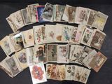 un lot de vieilles cartes postales posées sur une table