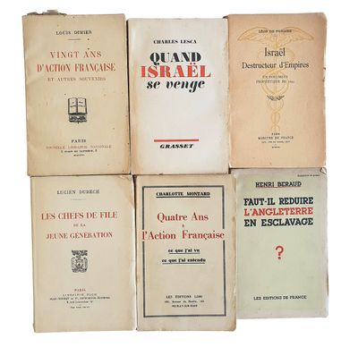 plusieurs livres sont empilés sur une surface blanche