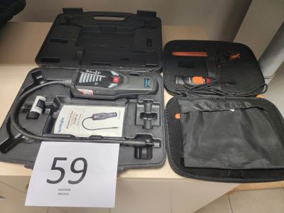 une mallette noire contenant des outils, posée sur une table