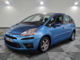 une photo d'une Citroën bleue garée dans un garage