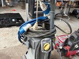 une machine posée sur le sol dans le garage