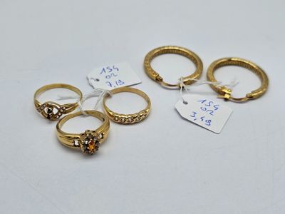 trois bagues en or et une bague sertie d'un diamant