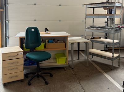 un bureau avec une chaise et des étagères dans un garage