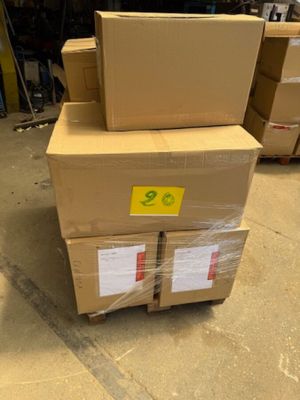 de nombreux cartons empilés les uns sur les autres dans un entrepôt