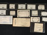 Plusieurs types différents de vieux billets de banque sont exposés sur un fond noir