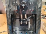 une machine à café noire posée sur une table bleue