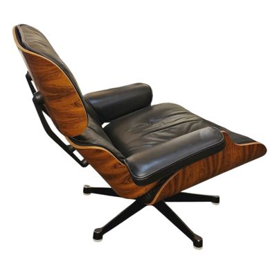un fauteuil et un repose-pieds en cuir noir sur fond blanc