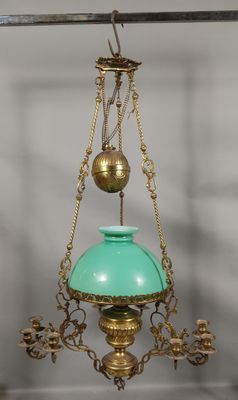 une lampe verte suspendue au plafond dans une pièce