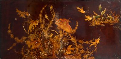 un tableau accroché au mur d'une pièce, représentant des fleurs et des oiseaux