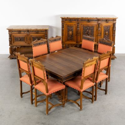 une grande table en bois entourée de chaises orange
