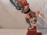 une figurine représentant une femme en train d'exécuter un numéro au sommet d'une caisse