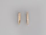 une paire de boucles d'oreilles créoles en diamant, en or jaune