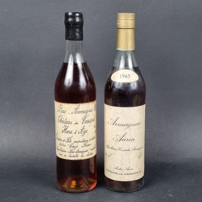 deux bouteilles de vin posées l'une à côté de l'autre sur une table