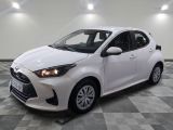 la toyota yaris blanche est garée sur un sol en damier
