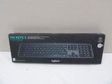 une boîte contenant un clavier, posée sur une table