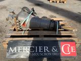 une photo représentant un gros objet métallique posé sur une palette en bois