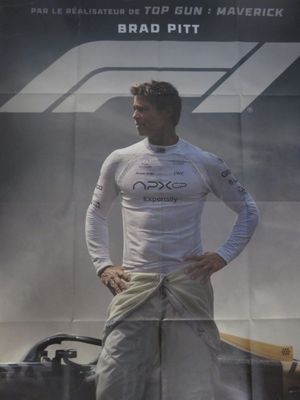une affiche représentant un homme debout devant une voiture de course