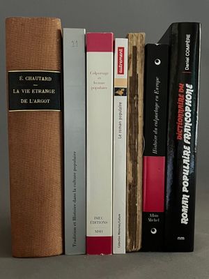 plusieurs livres empilés les uns sur les autres