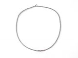 un collier en argent avec un fermoir en diamant sur fond blanc