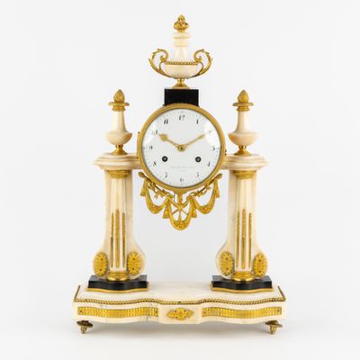 Une horloge à colonne de grande qualité. Montée en marbre et…