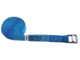 un gros plan d'un bracelet bleu sur fond blanc