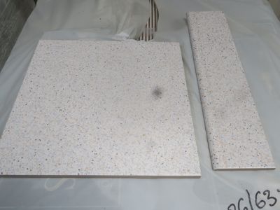 deux morceaux de marbre blanc posés sur une table