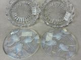 trois plats en verre transparent posés sur une table