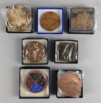 Six sortes de chocolats sont disposées dans de petites boîtes sur une table.