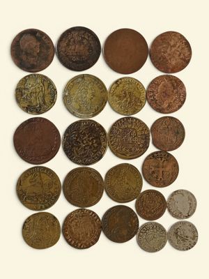plusieurs types de pièces sur une surface blanche