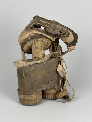 une vieille paire de chaussures posée sur une caisse en bois