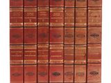 un coffret de cinq livres à couverture rouge et bordures dorées