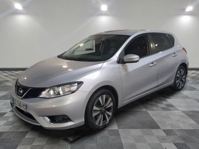 la voiture argentée est garée sur un sol en damier dans le garage