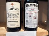 Deux bouteilles de Hampden sont posées sur une étagère dans un magasin.