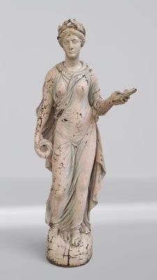 une vieille statue représentant une femme tenant un oiseau dans la main