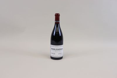 une bouteille de vin posée sur une table blanche