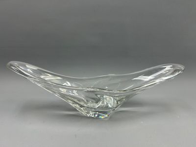 DAUM, France. Coupe en cristal de forme libre. 17 x 56 x 15 cm - Photo 1