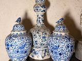 trois vases bleus et blancs posés sur une table