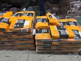 de nombreuses boîtes de piles posées par terre dans le magasin
