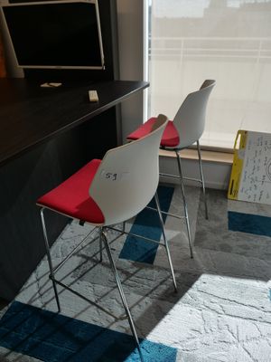 deux chaises placées à côté d'un bureau dans une pièce